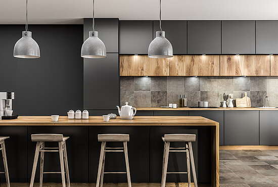 Graue Küche mit Bar in Großaufnahme