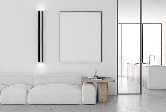 Weißes Wohnzimmer mit Sofa und Poster